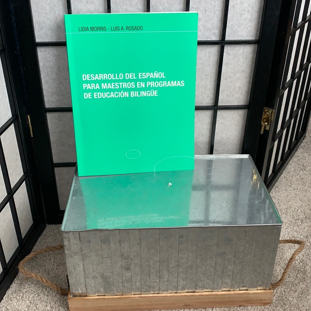 Teacher resource book :Desarollo del Español para maestros en programas bilingüe